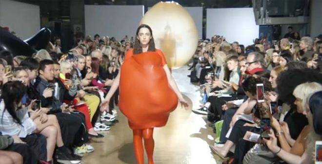 莱万多夫斯基回归赛场，惊险取胜首场状态亮眼，SKT观众沸腾！